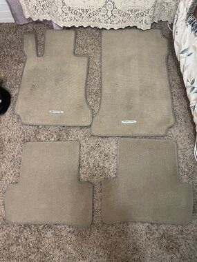 Mercedes-Benz: genuine carpet floor mats A2046802748 for Class C